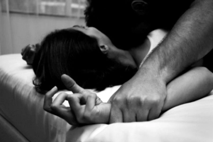 Δύο Αλβανοί βίαζαν επί 12 ώρες την κόρη μπροστά στα μάτια της μητέρας της